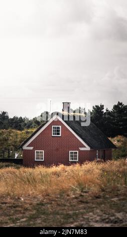 Rotes dänisches Haus in der Landschaft der Fanø-Insel Stockfoto