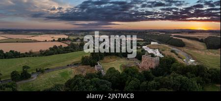 Luftaufnahme bei Sonnenuntergang von Norham Castle, einer der wichtigsten Festungen, die die anglo-schottische Grenze verteidigen. Northumberland, England Stockfoto
