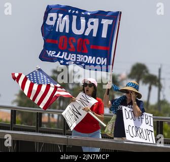 Palm Beach, Usa. 09. August 2022. Trump-Anhänger protestieren am Dienstag gegenüber Mar-A-Lago in Palm Beach am 9. August 2022. Das FBI hat am Montag einen Durchsuchungsbefehl ausgeführt, um Dokumente zu suchen, die der ehemalige Präsident Donald Trumpet am Ende seiner Präsidentschaft dem Weißen Haus entnommen hat. Foto von Gary i Rothstein/UPI Credit: UPI/Alamy Live News Stockfoto