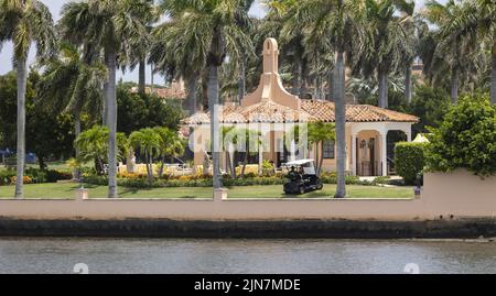 Palm Beach, Usa. 09. August 2022. Trump patrouilliert am 8. August 2022 in Palm Beach am Mar-A-Lago. Das FBI hat am Montag einen Durchsuchungsbefehl ausgeführt, um Dokumente zu suchen, die der ehemalige Präsident Donald Trumpet am Ende seiner Präsidentschaft dem Weißen Haus entnommen hat. Foto von Gary i Rothstein/UPI Credit: UPI/Alamy Live News Stockfoto