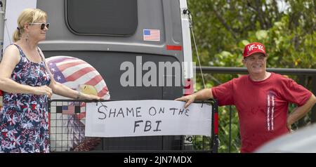 Palm Beach, Usa. 09. August 2022. Trump-Anhänger protestieren am Dienstag gegenüber Mar-A-Lago in Palm Beach am 9. August 2022. Das FBI hat am Montag einen Durchsuchungsbefehl ausgeführt, um Dokumente zu suchen, die der ehemalige Präsident Donald Trumpet am Ende seiner Präsidentschaft dem Weißen Haus entnommen hat. Foto von Gary i Rothstein/UPI Credit: UPI/Alamy Live News Stockfoto