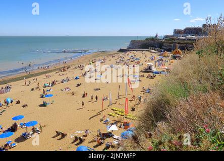 Der Strand mit Blick auf die Viking Bay bei Broadstairs an einem schönen Sommertag Stockfoto