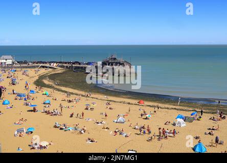 Ein Blick auf die Viking Bay bei Broadstairs an einem heißen Sommertag Stockfoto