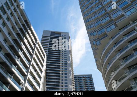 Nahaufnahme von Wood Wharf, einem neuen Wohnviertel in den Docklands Hochhäusern. London Stockfoto