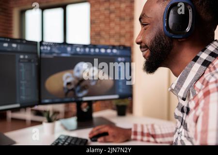 CAD-Ingenieur Prototyping Maschinenprodukt auf pc, tragen Kopfhörer und Erstellung von industriellen Getriebe-Modell auf technische Software. Entwicklung von Maschinengrafiken und 3D Herstellung. Stockfoto