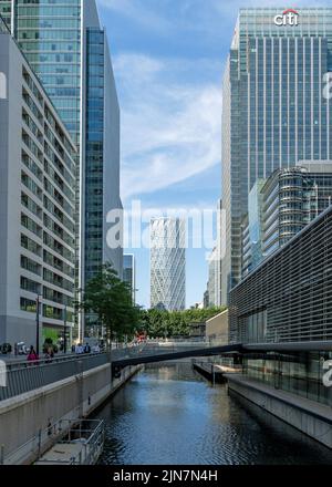 Blick auf die Docks von Canary Wharf zum Wolkenkratzer in Neufundland. London - 9.. August 2022 Stockfoto