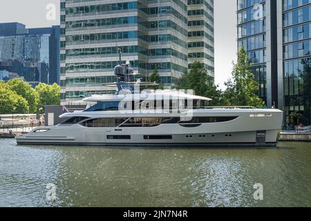 Die Superyacht Phoenix Benetti liegt in den docklands von Canary Wharf. London - 9.. August 2022 Stockfoto