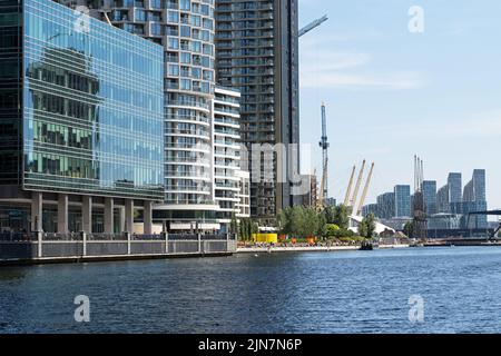 Blick auf die docklands in Canary Wharf in Richtung Wood Wharf und North Greenwich in der Ferne. London - 9.. August 2022 Stockfoto