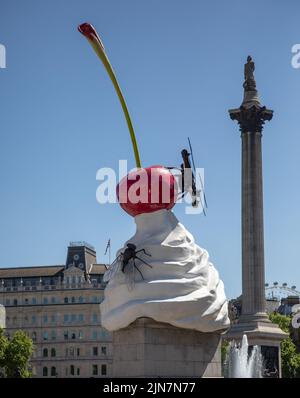 Eine vertikale Aufnahme des Endes von Heather Phillipson auf dem vierten Sockel im Trafalgar Square, London Stockfoto