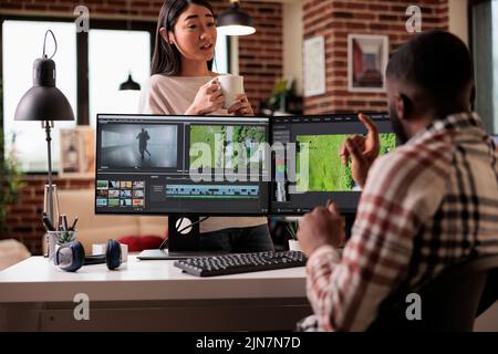 Kreatives Paar macht Film auf Bearbeitungssoftware, Erstellen von professionellen Video-Inhalte auf Multimedia-Post-Production-App. Arbeiten an Filmmontagen und Filmmaterial mit Farbkorrektur-Effekten. Stockfoto