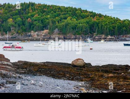 Hummer- und Vergnügungsboote vor Anker in der französischen Bucht von Mt. Desert Island, Bar Harbor, Maine, USA. Stockfoto