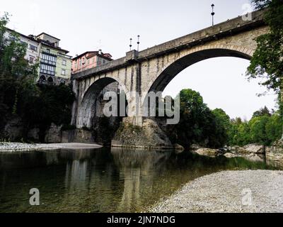 Ein malerischer Blick auf den Fluss Natisone und die Teufelsbrücke im Cividale del Friuli in der Provinz Udine Stockfoto