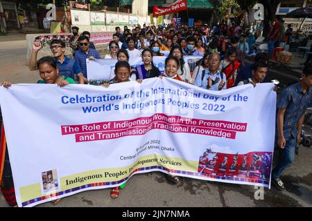 Dhaka, Bangladesch. 9. August 2022. Mitglieder der ethnischen Minderheiten Bangladeschs feiern den Internationalen Tag der indigenen Völker der Welt in Dhaka, Bangladesch, 9. August 2022. (Bild: © Suvra Kanti das/ZUMA Press Wire) Stockfoto