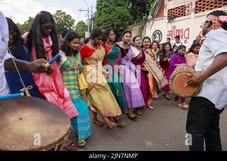 Dhaka, Bangladesch. 9. August 2022. Mitglieder der ethnischen Minderheiten Bangladeschs feiern den Internationalen Tag der indigenen Völker der Welt in Dhaka, Bangladesch, 9. August 2022. (Bild: © Suvra Kanti das/ZUMA Press Wire) Stockfoto