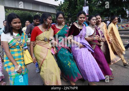 Dhaka, Bangladesch. 9. August 2022. Mitglieder der ethnischen Minderheiten Bangladeschs feiern den Internationalen Tag der indigenen Völker der Welt in Dhaka, Bangladesch, 9. August 2022. (Bild: © Suvra Kanti das/ZUMA Press Wire) Stockfoto