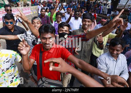 Dhaka, Bangladesch. 9. August 2022. Mitglieder der ethnischen Minderheiten Bangladeschs feiern den Internationalen Tag der indigenen Völker der Welt in Dhaka, Bangladesch, 9. August 2022. (Bild: © Suvra Kanti das/ZUMA Press Wire) Stockfoto