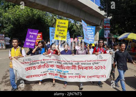 Dhaka, Bangladesch. 9. August 2022. Mitglieder der ethnischen Minderheiten Bangladeschs feiern den Internationalen Tag der indigenen Völker der Welt in Dhaka, Bangladesch, 9. August 2022. (Bild: © Suvra Kanti das/ZUMA Press Wire) Stockfoto