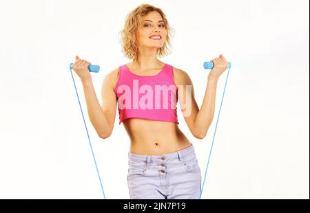 Sportliche Aktivitäten. Frau mit Springseil. Sportliches Mädchen mit Springseil. Fitness, gesunder Lebensstil. Stockfoto