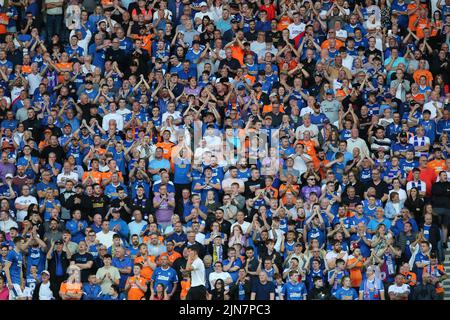 Glasgow, Großbritannien. 09. August 2022. Die Rangers veranstalten Union Saint-Gilloise (USG) in der zweiten Etappe der Champions League am Dienstag, den 9. August, in ihrem Heimatstadion Ibrox – der Verlierer des Gleichstand wird in die Gruppenphase der Europa League gehen. In der ersten Runde verloren die Rangers mit Toren von Teddy Teuma und Danta Vanzeir 2 - 0. Bild der Anhänger der Rangers. Kredit: Findlay/Alamy Live Nachrichten Stockfoto