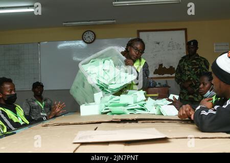 Nakuru, Kenia. 09. August 2022. Während der Parlamentswahlen in Kenia werden im Wahlzentrum der Nakuru Boys High School Wahlzettel gezählt. Die Kenianer nahmen heute, am 09. August 2022, an der Umfrage Teil, um einen Präsidenten und Mitglieder des nationalen und des lokalen Parlaments zu wählen. (Foto von James Wakibia/SOPA Images/Sipa USA) Quelle: SIPA USA/Alamy Live News Stockfoto