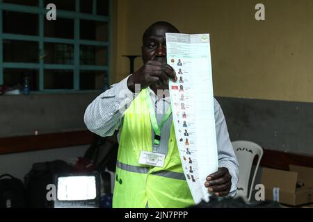 Nakuru, Kenia. 09. August 2022. Ein Wahlbeamter zeigt während der Parlamentswahlen in Kenia im Nakuru Boys Polling Center einen Stimmzettel. Die Kenianer nahmen heute, am 09. August 2022, an der Umfrage Teil, um einen Präsidenten und Mitglieder des nationalen und des lokalen Parlaments zu wählen. (Foto von James Wakibia/SOPA Images/Sipa USA) Quelle: SIPA USA/Alamy Live News Stockfoto