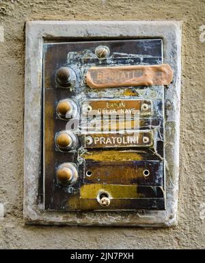 Türglocken und Namensschilder im Zentrum von Florenz, Italien Stockfoto