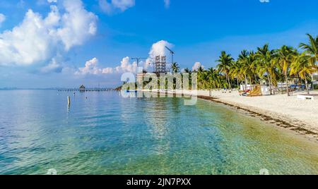 Wunderschönes Playa Azul Strand- und Seespanorama mit blautürkisfarbenem Wasser Hotels Resorts und Palmen in Cancun Quintana Roo Mexiko. Stockfoto