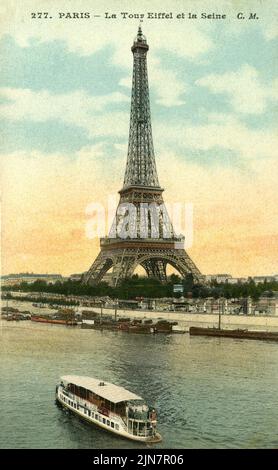 Vintage handkolorierte Fotopostkarte des Eiffelturms und der seine mit Touristenfähre in Paris, Frankreich, um 1900 Stockfoto