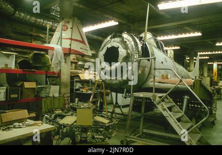 Douglas Dauntless SBD wird im Untergeschoss des San Diego Aerospace Museum restauriert Stockfoto