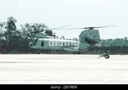 United States Marine Corps CH-46 Sea Knight Taxis am MCAS Miramar in San Diego, Kalifornien Stockfoto