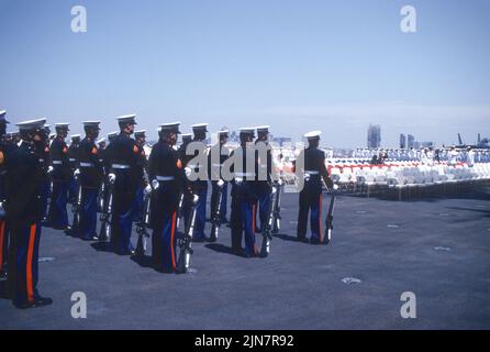 Ehrenwache des United States Marine Corps an Bord eines Flugzeugträgers der United States Navy Stockfoto