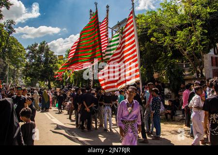 Bangladesch. 09. August 2022. Schiitische Muslime aus Bangladesch marschieren und tragen die Flaggen und Tazia während einer Muharram-Prozession auf der Hauptstraße in Dhaka. Muharram wird von schiitischen Muslimen als Monat respektiert und beobachtet, in dem Hussein ibn Ali, der Enkel Muhammads und Sohn Alis, in der Schlacht von Karbala gemartert wurde. (Foto von MD. Noor Hossain/Pacific Press) Quelle: Pacific Press Media Production Corp./Alamy Live News Stockfoto