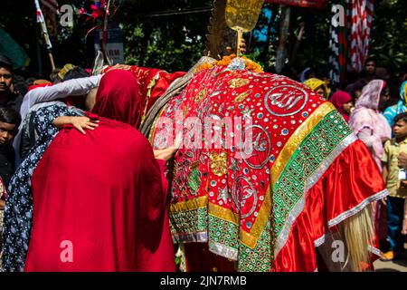 Bangladesch. 09. August 2022. Schiitische Muslime aus Bangladesch marschieren und tragen die Flaggen und Tazia während einer Muharram-Prozession auf der Hauptstraße in Dhaka. Muharram wird von schiitischen Muslimen als Monat respektiert und beobachtet, in dem Hussein ibn Ali, der Enkel Muhammads und Sohn Alis, in der Schlacht von Karbala gemartert wurde. (Foto von MD. Noor Hossain/Pacific Press) Quelle: Pacific Press Media Production Corp./Alamy Live News Stockfoto