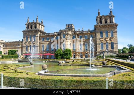 Blick auf den Palast von den Water Gardens, Blenheim Palace, Woodstock, Oxfordshire, England, Vereinigtes Königreich Stockfoto