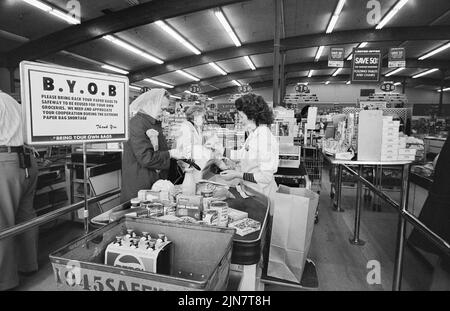 Lebensmittelgeschäft Schilder über Einkaufstaschen, Marion S. Trikosko, U.S. News & World Report Magazine Photograph Collection, February 1974 Stockfoto