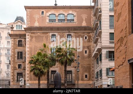 Barcelona, Spanien - April 19 2022: Casa de la Seda oder House of Silk war einst die Heimat der Gilde der Seidensegelmacher in Barcelona, Spanien Stockfoto