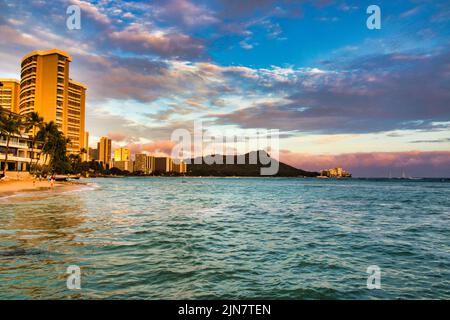 Blick vom Ozean von Diamond Head und Waikiki bei Sonnenuntergang. Stockfoto