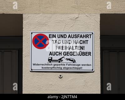 Deutsch kein Parkschild ein und Abfahrt Tag und Nacht freihailten auch gegenueber Übersetzung ein- und Ausgang Tag und Nacht frei halten, auch gegenüber Stockfoto