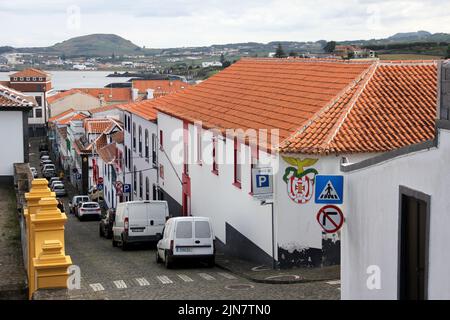 Alexandre Ramos Straße in der Altstadt, Blick auf die Bucht im Hintergrund, Praia da Vitoria, Terceira, Azoren, Portugal Stockfoto