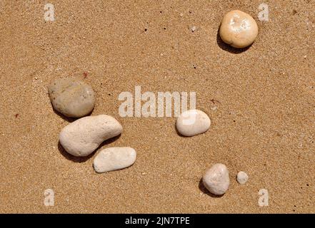 Mehrfarbige Kieselsteine und Strandsand Stockfoto