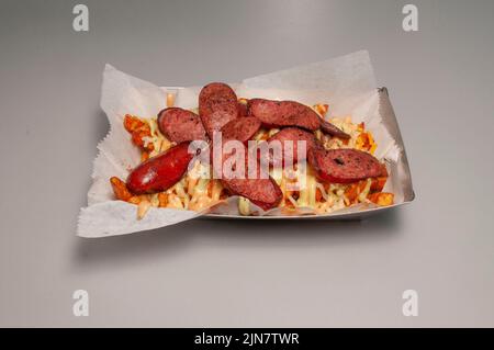 Traditioneller mexikanischer Salchipapa Hot Dog und pommes Frites Stockfoto