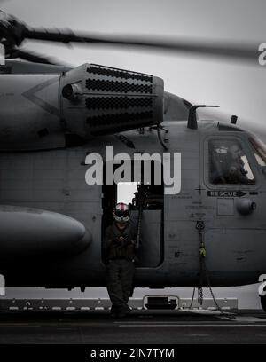 220727-N-EJ843-1003 ATLANTIK (27. Juli 2022) U.S. Marine Corps Sgt. Joseph T. Martell, ein Hubschrauber-Flugzeugmechaniker, der der Marine Expeditionary Unit 22. (MEU) zugewiesen wurde, sitzt während des Flugbetriebs an Bord des amphibischen Sturmschiffs USS Kearsarge (LHD 3) der Wasp-Klasse am 27. Juli 2022 in einem CH-53-Superhengst. Die Kearsarge Amphibious Ready Group und die eingeschiffte 22. Marine Expeditionary Unit, unter dem Kommando und der Kontrolle der Task Force 61/2, befinden sich im geplanten Einsatzgebiet der US Naval Forces Europe, beschäftigt von der US Sixth Fleet, um die USA, Alliierte und Partner int zu verteidigen Stockfoto