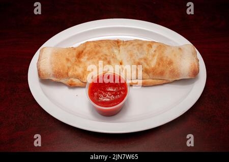 Köstliches italienisches Gericht, das am besten als stromboli bekannt ist Stockfoto