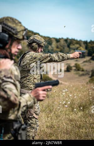 Kroatische Soldaten nehmen am European Best Sniper Team Competition auf dem Hohenfels Training Area, Deutschland, am 7. August 2022 Teil. Der jährliche European Best Sniper Team Competition ist ein Wettbewerb der US-Armee in Europa und Afrika, bei dem die Fähigkeiten der Scharfschützenmannschaft, die körperliche Stärke und die geistige Beweglichkeit getestet werden, während Beziehungen aufgebaut und Fähigkeiten zwischen Scharfschützenteams in ganz Europa geteilt werden. (USA Foto der Armee von Staff Sgt. Dana Clarke) Stockfoto