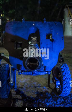 Eine vertikale Aufnahme der militärischen Haubitzerpistole Stockfoto