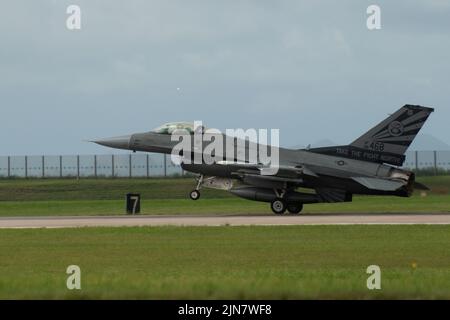 LT. General Scott „Rolls“ Pleus, Kommandant der Luftwaffe von 7., landet in einer F-16 auf dem Kunstan Air Base, Republik Korea, 5. August 2022. General Pleus ist ein Kommandopilot mit mehr als 2.500 Flugstunden. (USA Air Force Fotos von Tech. Sgt. Timothy Dischinat) Stockfoto