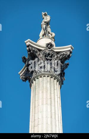 London, Großbritannien, 4. Juli 2022: Trafalgar Square. Nahaufnahme der Nelson-Statue auf der Nelson-Säule vor blauem Himmel. Stockfoto