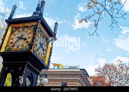 VANCOUVER, BRITISH COLUMBIA - 29. April 2022: Raymond Saunders' erste Dampfuhr wurde 1977 an der Ecke Cambie und Water Street in Gasto gebaut Stockfoto