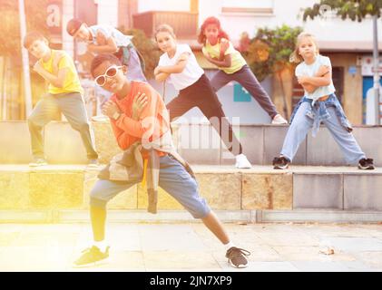 Moderne Tweenagers, die Straßentanzchoreographie durchführen Stockfoto