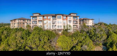 Austin, Texas- Fassade eines Mehrfamilienhauses mit Balkonen und Panoramafenstern in Panoramasicht Stockfoto